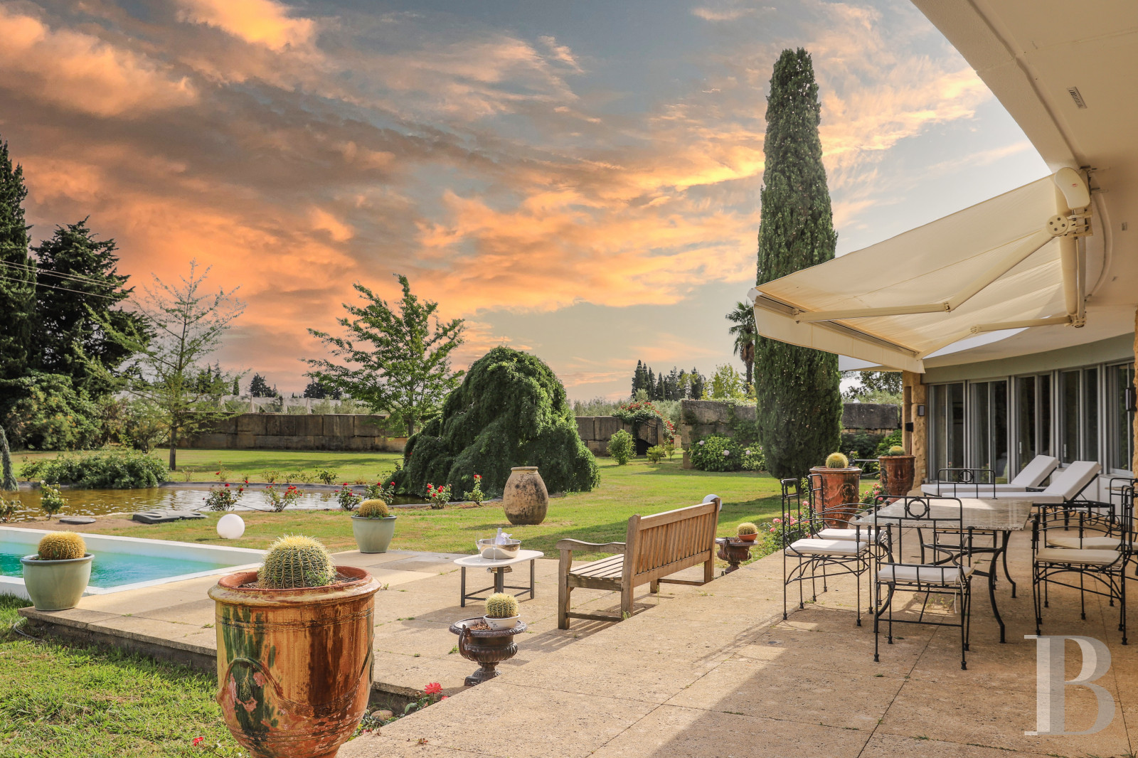A villa designed and built by a Modernist architect in the heart of an arboreal estate close to Nîmes - photo  n°31